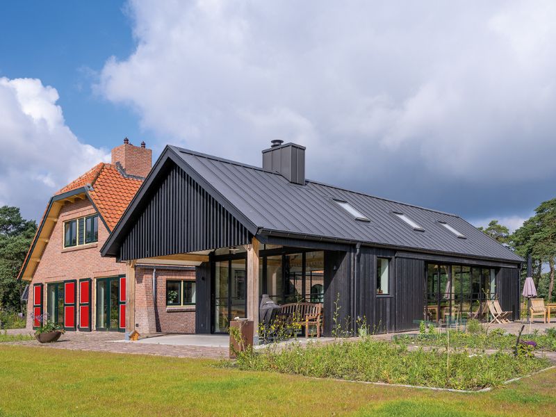Lava op bijgebouw Woonboerderij