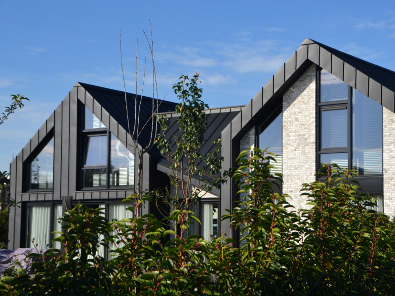 Woning en bijgebouw in Prefa Aluminium felssysteem