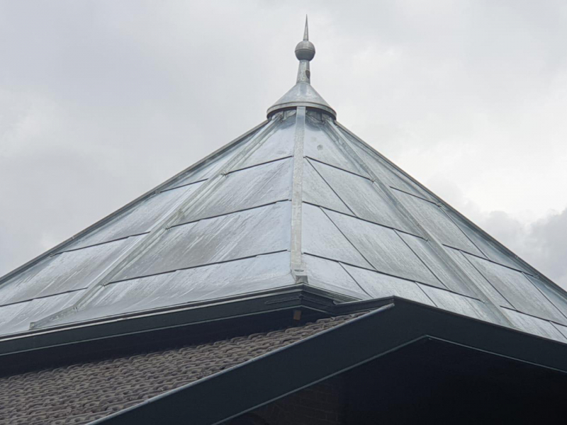 Zinken dak op bijgebouw