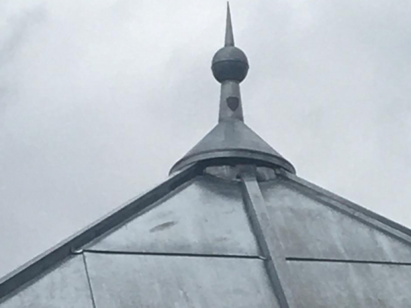 Zinken dak op bijgebouw