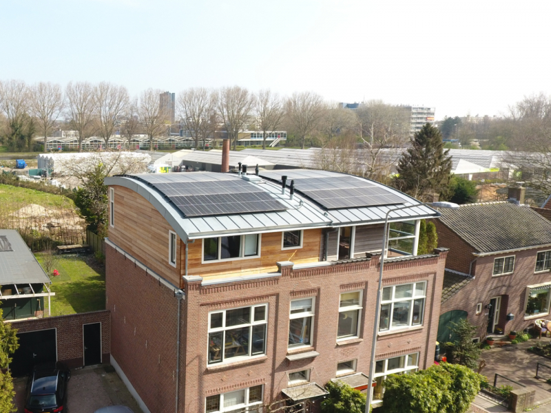 Felsdak met zonnepanelen in Voorschoten